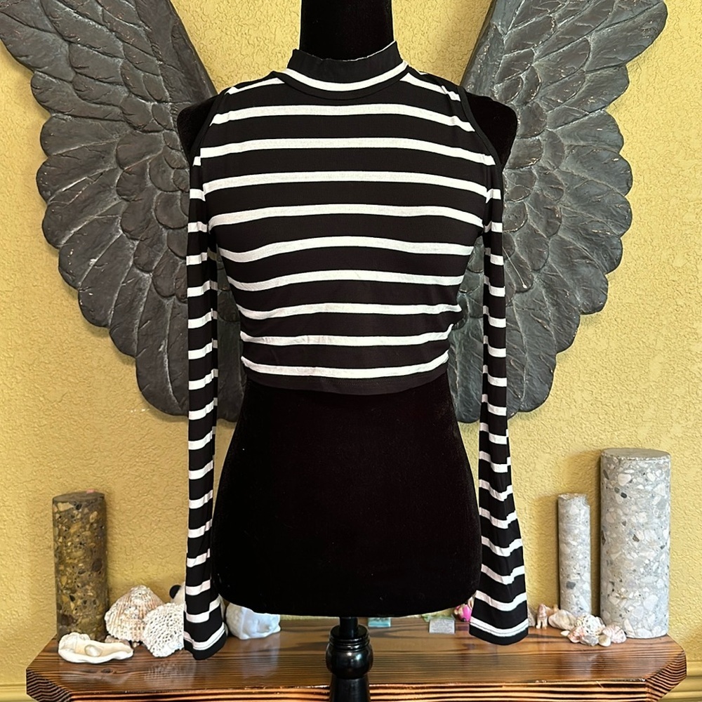 Forever 21 Open Shoulder Longsleeve Crop top